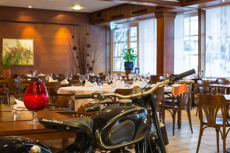 Interieur des Restaurants Werdguet mit Harley Davidson Motorrad im Vordergrund